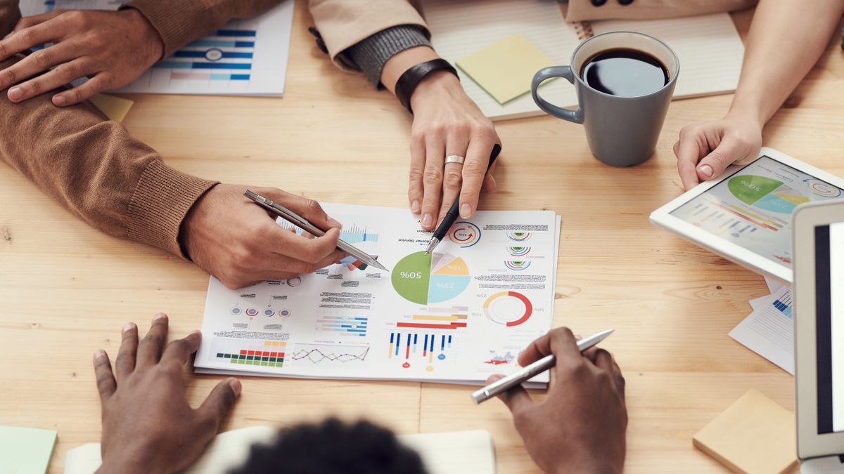 Equipe analisando resultados de campanhas